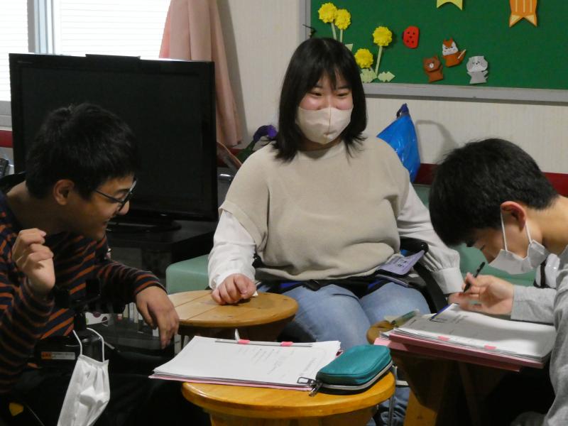 真剣な様子で話し合い